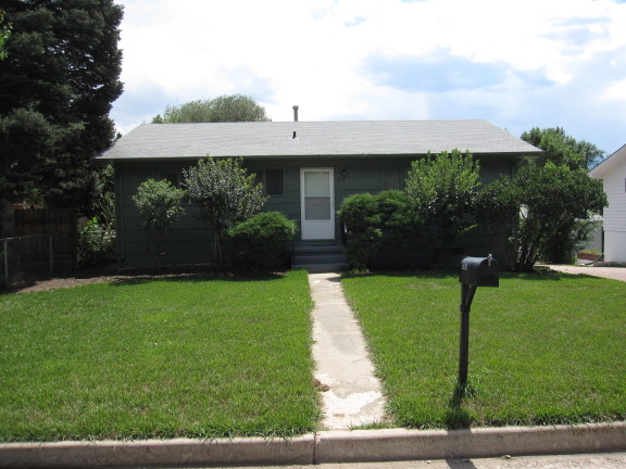 Old houses and the benefits of an infinite hedge